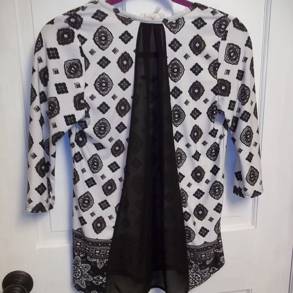 Geometric 3/4 Sleeve Form Fitting Shirt Size Small - Picture 3 of 6